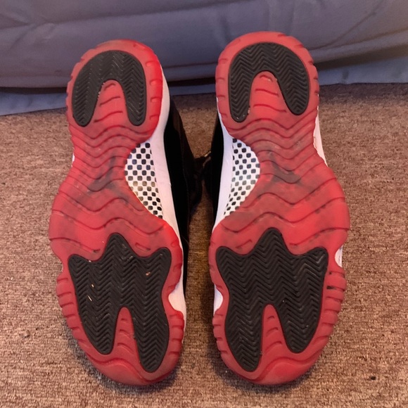 Bred 11s size 10.5 - Picture 4 of 4